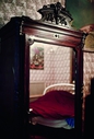 Антикварный шкаф в спальне не раз становился героем постановочных фотосессий