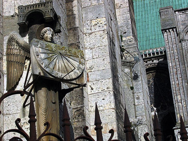 Солнечные часы с ангелом. Собор Нотр Дам в Шартре.