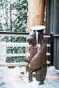 На балконе установлена деревянная фигура медведя. В 1980-е годы похожими было заполнено все Токсово, кое-где они сохранились.