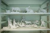 Белые фигурки очень напоминают гипсовые, но на самом деле легки и прозрачны на свету