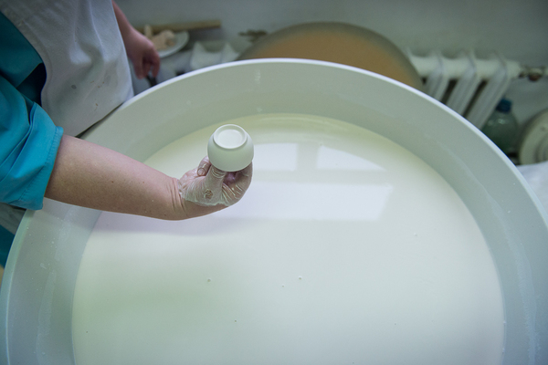 Фарфор глазуруют аккуратно придерживая пальцами полые отверстия, чтобы туда не попала глазурь