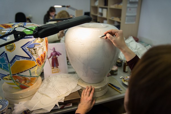 На белоснежный фарфор сначала наносят эскиз карандашом, и только потом в дело идут краски