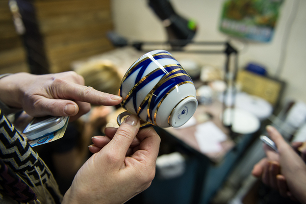 Сервизы массового производства не расписываются вручную, а декорируются деколью - переводной картинкой