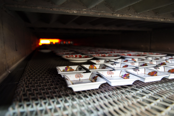 Финальный обжиг закрепляет краску на фарфоре