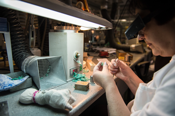 По эталону восковой копии будут отливать уже настоящее металлическое украшение.