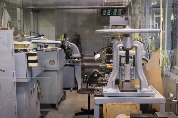 Механический участок. Здесь штампуют и чеканят изделия.