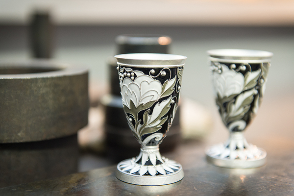 Роспись эмалью вечна: эмаль не портиться и не выгорает. С другой стороны - изделие хрупкое как стекло.