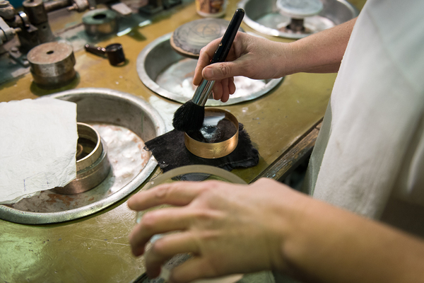 Полировка производится автоматически, на станках, или кисточкой, в зависимости от желаемого результата.