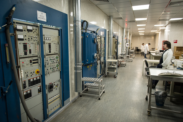 Покрытие линзы делают в гигантских вакуумных установках.