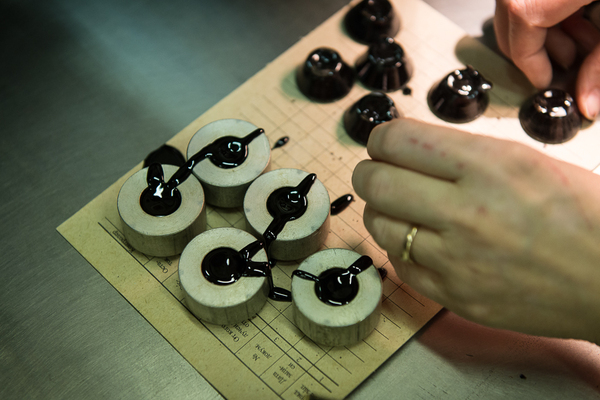 Смоляная подушка блокирует линзу в изделии