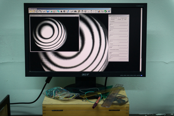 Контроль параметров линзы происходит на компьютере, человеческий глаз (тоже своеобразная линза) дает погрешность