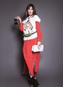 Платье Haute Hippie, легинсы и обувь — собственность стилиста, бижутерия Marni, дизайн принта «Михаил Пришвин» на футболке — Polly Ester. Крокодиловый