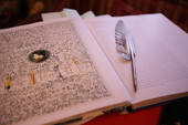 Ручка-перо «Серебряная ручка, с которой я раньше часто ходил, была куплена в Вене. Я люблю путешествовать по Европе, по маленьким городкам и там