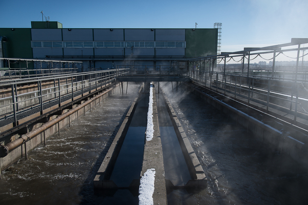 После мелких решеток воду направляют в песколовки, которые вымывают из нее песок
