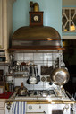 Кафельная кухня стилизована под 1920-1930-е годы