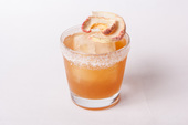 Коктейль Apple Jack Rabbit (Кальвадос, бурбон, кленовый сироп, свежевыжатый апельсиновый сок, сушеные яблоки).