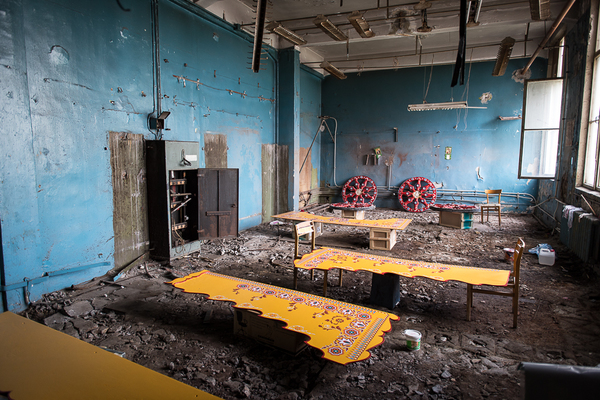 В одном из помещений цеха хранится настоящая колесница для праздника кришнаитов