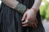 Алексей: кожаный браслет Dries Van Noten, кольцо на два пальца Ann Demeuelemeester, кольцо Maison Martin Margiela