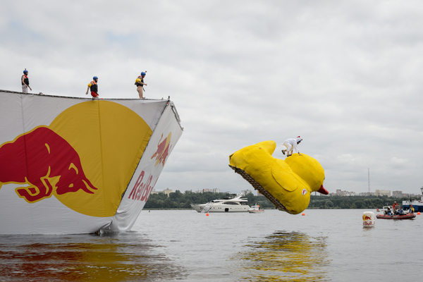 Команда прыгает с рампы, но прежде - перфоманс, который оценивается не менее строго, чем дальность полета