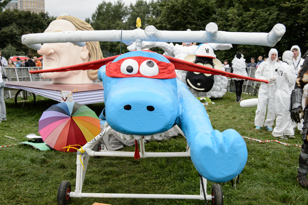 Баллы команде добавляют и за выдумку. Это летательное средство, например, называется «Ветролось» от команды «Клуб любителей ада» (Москва)