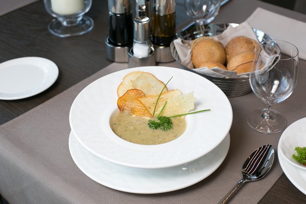 Крем-суп «Лесной» из белых грибов со сливками и сыром пармиджано, 340 руб.