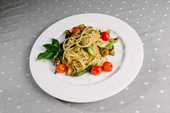 Спагетти со свежими артишоками и спаржей