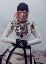 Платье и шлем Ulyana Sergeenko, перчатки Chanel, колье Rodrigo Otazu, корсет — костюмерная «Kapussta NZ»