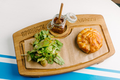 «Пряности & радости»: горячий сыр бри с легким салатом и фирменным вареньем из грецкого ореха и винограда