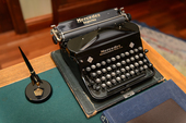 «Пишущая машинка на столе досталась от друзей: брал в качестве реквизита для фотосъемки и не вернул». 