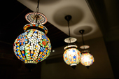 Светильники со стеклянной мозаикой над баром куплены в магазине «Артефакт». 