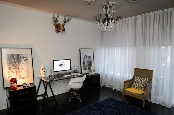 Люстра — советская, перекрашенная и с замененным хрусталем.