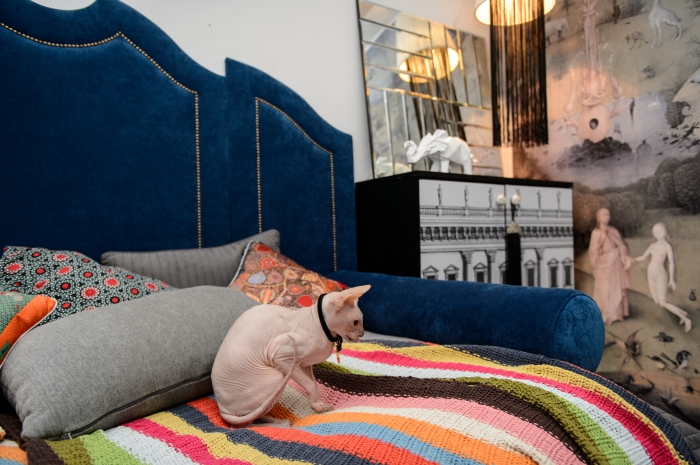 Изголовье кровати сделано на заказ. Комод Andrew Martin со вставленными черно-белыми фотографиями.