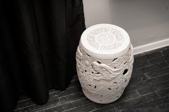 Керамическая табуретка какой-то известной китайской династии. Для китайцев такие вещи считаются классикой.