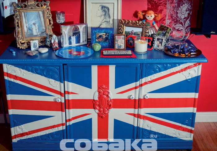 Свадебный фотографии хозяев на комоде, раскрашенном Андреем.