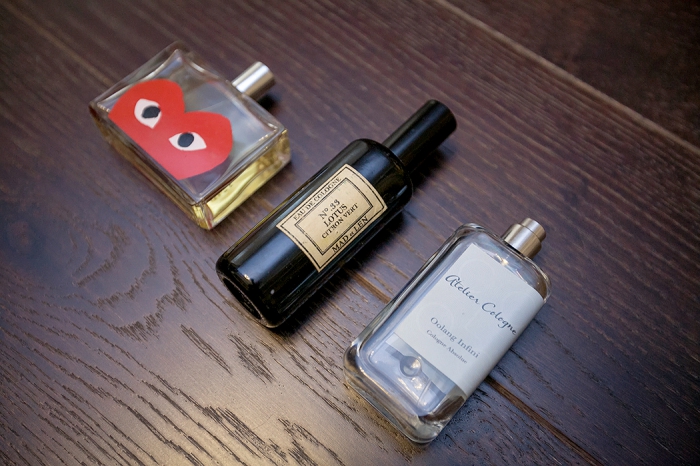 Слева направо: Comme des Garcons Play, Mad et Len #66 Lotus Citron Vert Colonge (пахнет лотосом и мандаринами и ассоциируется с Новым годом), Atelier