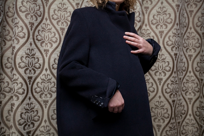 Пальто Maison Martin Margiela куплено в прошлом году. Тогда еще не было такой явной тенденции на объемные пальто-коконы, и коллеги смотрели на меня