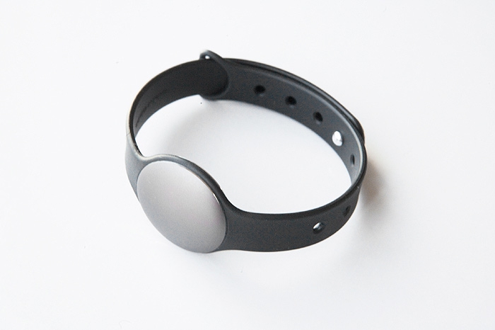 Браслет Misfit Shine для отслеживания физ. активности, 5 990 рублей («Юлмарт»)