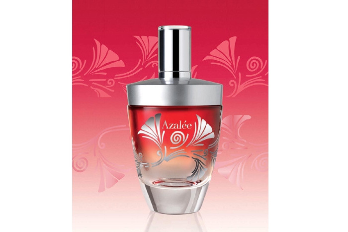 Azalee от Lalique. Цветочный ар-деко телепортировался на флакон с пузырька Le Lys Noir 1924 года. Тогда Рене Лалик подразумевал под этим узором лотос