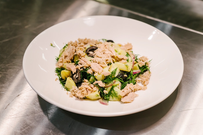 Салат с тунцом и оливками