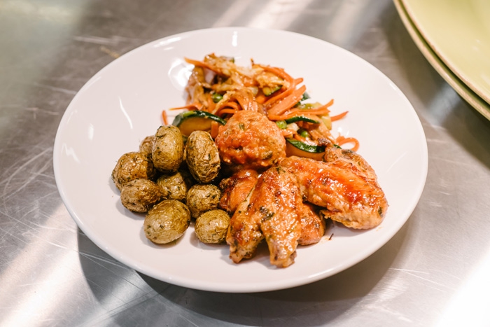 Крылышки барбекю, митболы в томатном соусе, печеный картофель и овощи по-азиатски