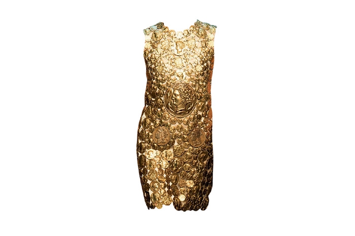 Платье Dolce & Gabbana, собранное из античных монет.