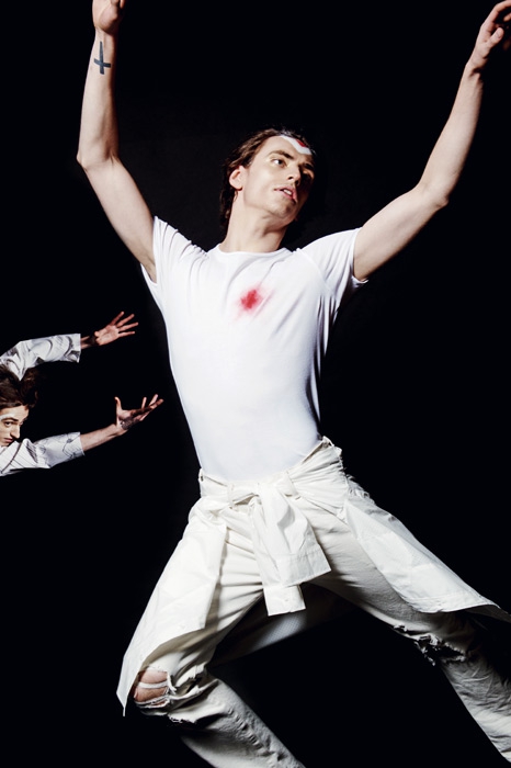 Джинсы Diesel, футболка и рубашка, завязанная на поясе, — H&M