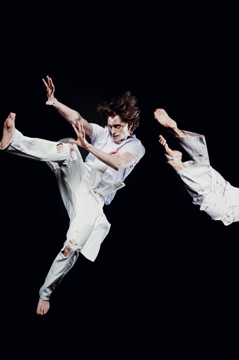 Слева: Джинсы Diesel, футболка и рубашка, завязанная на поясе, — H&M. Справа: костюм White by Parfionova