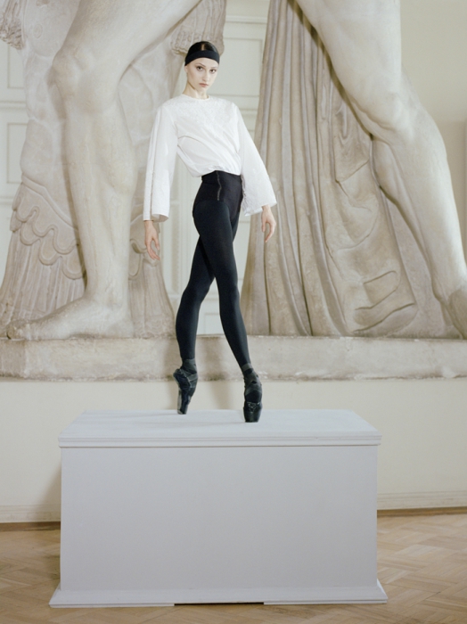 Прима Мариинского театра Оксана Скорик в съемке Валерия Кацубы The New Poise для британского Harper’s Bazaar, 2013 год