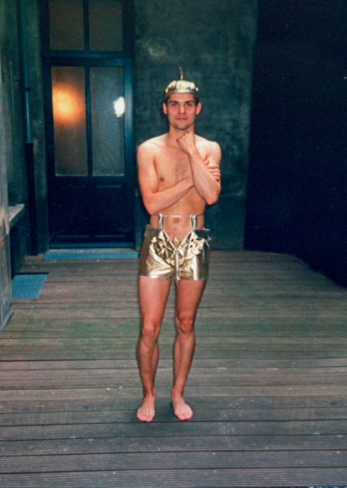 Золотые трусы Осла с фаллосом на выставке в Бельгии заказал модельер Оливье Лапидус в 1997 году