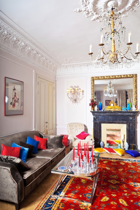 На полу в гостиной — антикварный ковер из Баку