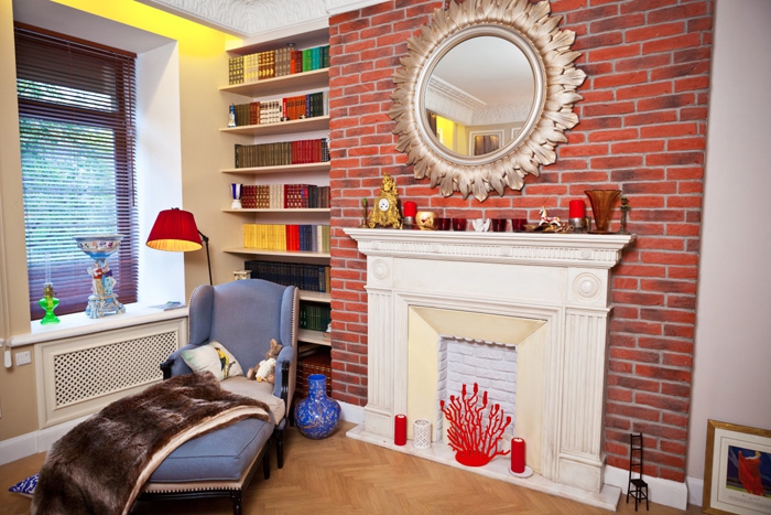 Каминов в доме 19 века не было — пришлось создать декоративный очаг