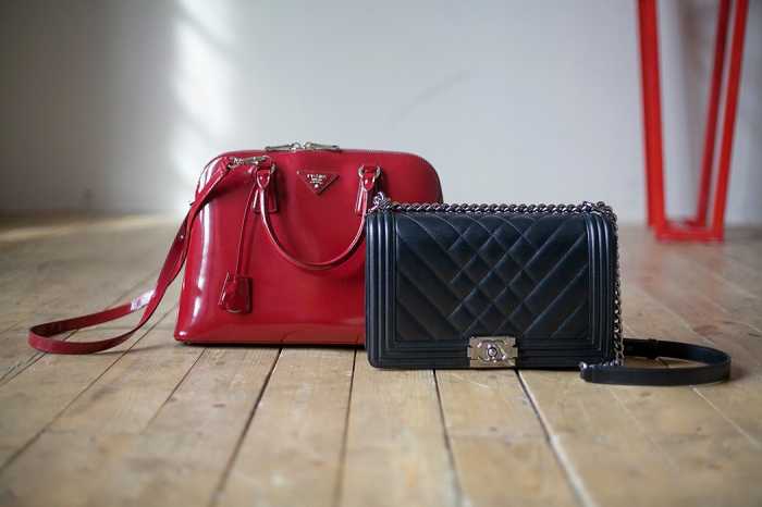 Сумки Prada и Chanel Boy.