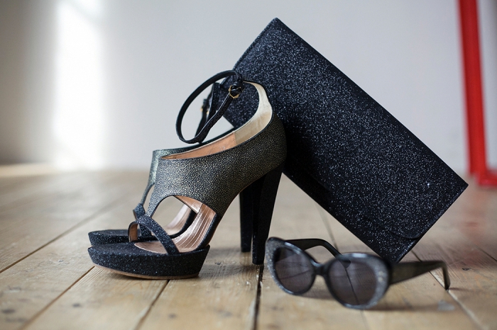 Босоножки из первой линии Viktor & Rolf куплены в бутике Very. Стоили они всю зарплату, зато в комплект к ним я подобрала клатч на распродаже H&M за