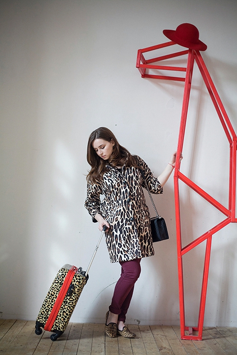 Леопардовое пальто Rinascimento, лоферы Massimo Renne, скинни-джинсы H&M.